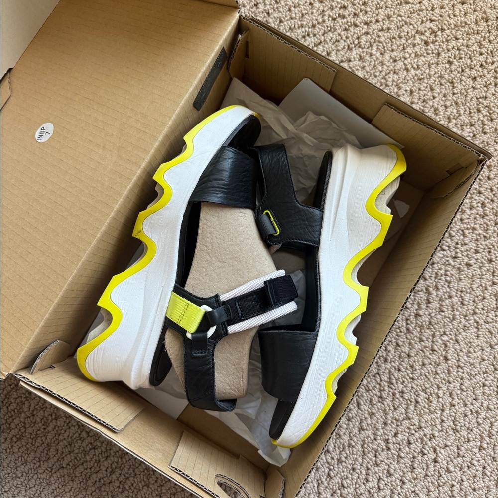 SOREL Kinetic Y Strap Impact  High Sandal, size 9 Black White Yellow